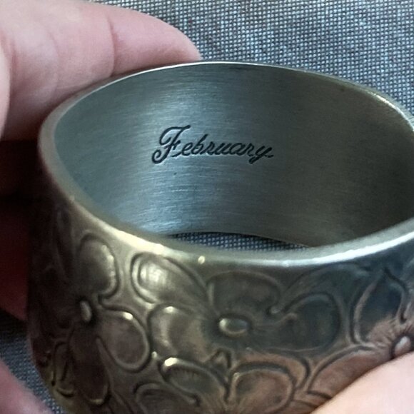Signed Salisbury Pewter, Cuff Engraved Bracelet, Flower Of The Month "February" - Picture 2 of 11